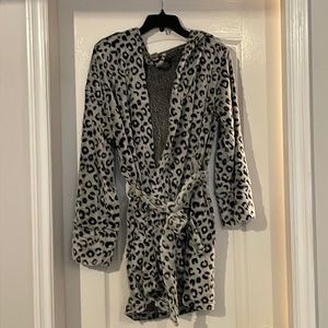 Womens XS/S hooded leopard print robe
